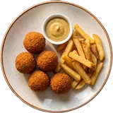 Bitterballen met frietjes en mosterd van boven op een klein bord