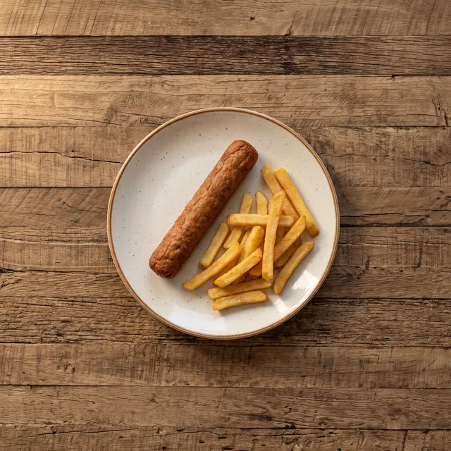 Curryworst met frietjes van boven op een klein bord