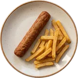 Curryworst met frietjes van boven op een klein bord