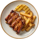 Kinderportie spareribs van boven met frietjes en gegrilde ananas op een klein bord