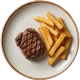 Kindersteak van boven met frietjes op een klein bord