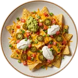 Nachos AXXES van boven: tortillachips gegratineerd met cheddar en jalapeños, met guacamole en zure room op een wit bord