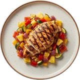 Pollo a la brasa van boven: gegrilde kipfilet op een Mexicaanse ratatouille van paprika, courgette, ananas en ajuin