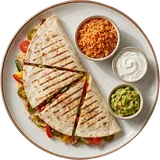 Quesadilla grande veggie van boven: gegrilde tortilla in punten met groenten en kaas, met Mexicaanse rijst, zure room en guacamole in aparte potjes