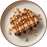 Huisgemaakte snickerparfait van boven met karamelsaus en pinda's