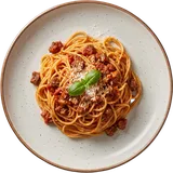 Spaghetti bolognaise van boven met geraspte kaas en een blaadje basilicum op een wit bord