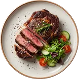 Gesneden steak natuur van boven, rosé gebakken, met rozemarijn en een frisse salade op een wit bord