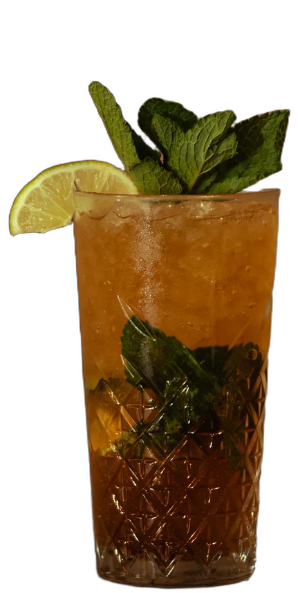 Amaretto Mojito op de houten toog van AXXES: amberkleurige cocktail in een geslepen glas met munt en limoen