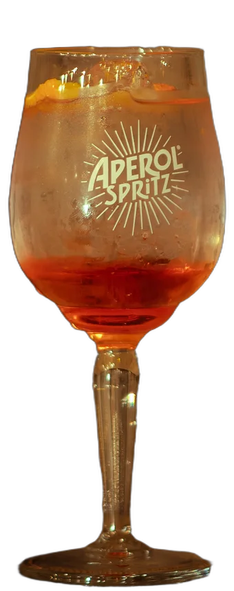 Aperol spritz op de houten toog van AXXES: oranje spritz in een wijnglas
