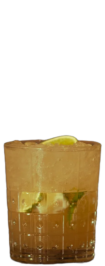 Caipirinha op de houten toog van AXXES: lichte cocktail in een tumbler met limoen