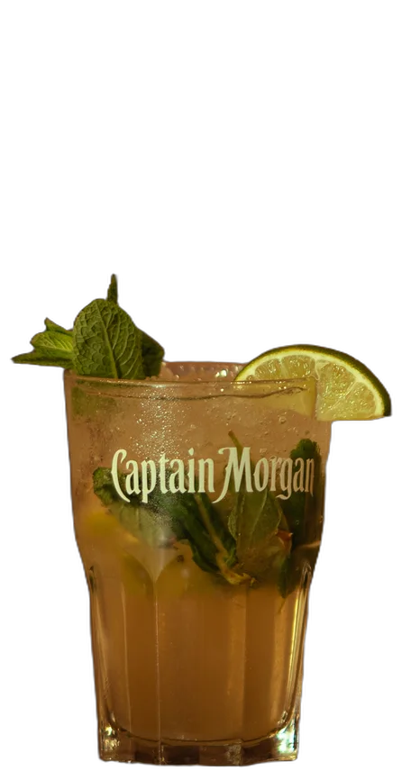 Captain Morgan Mojito op de houten toog van AXXES: lichte cocktail met munt en limoen