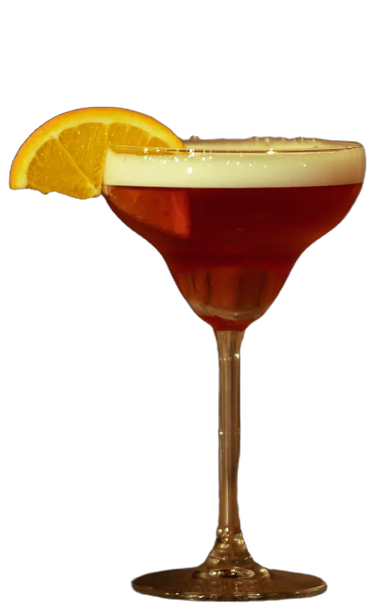 Cosmopolitan op de houten toog van AXXES: rode cocktail in een coupeglas met sinaasappel