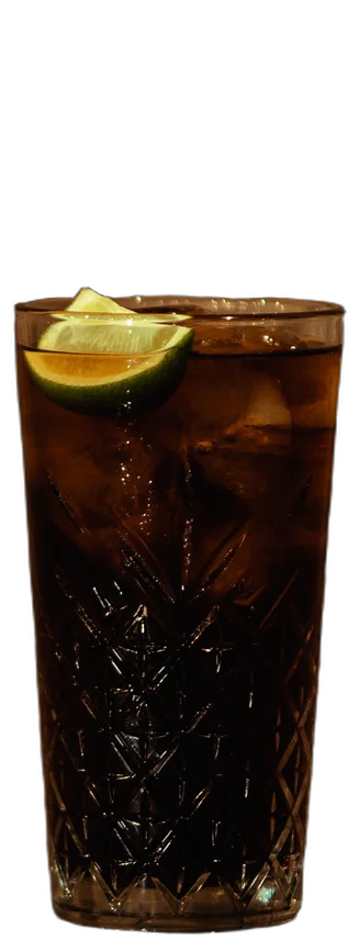 Cuba Libre op de houten toog van AXXES: donkere longdrink in een geslepen glas met limoen