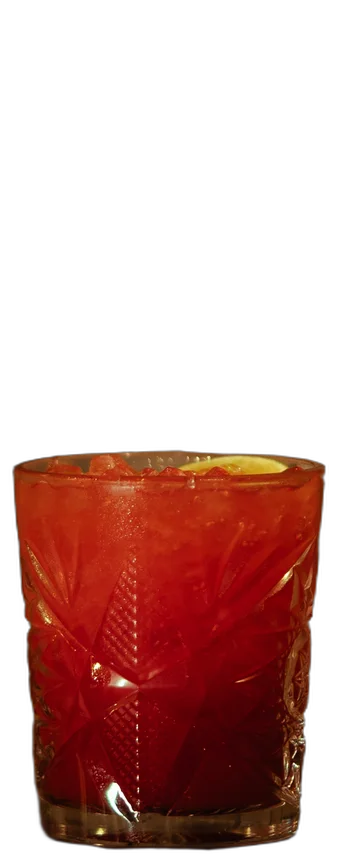 Daiquiri Raspberry op de houten toog van AXXES: rode cocktail in een tumbler met limoen