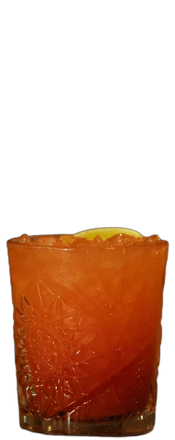Daiquiri Strawberry op de houten toog van AXXES: oranje cocktail in een tumbler