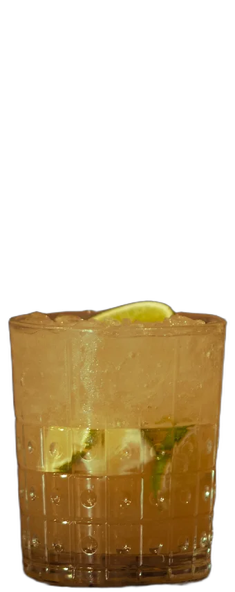 Daiquiri op de houten toog van AXXES: lichte cocktail in een tumbler met limoen