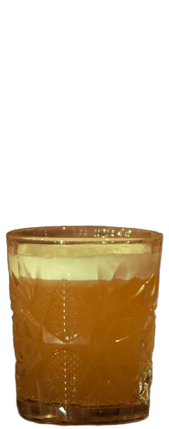 Ginger Beer lemonade op de houten toog van AXXES: lichte cocktail met schuimkraag in een tumbler