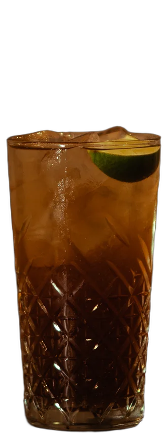 Long Island Ice-Tea op de houten toog van AXXES: donkere longdrink in een geslepen glas met limoen