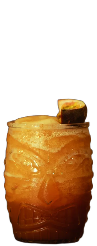 Mai Tai op de houten toog van AXXES: oranje cocktail in een tikimok
