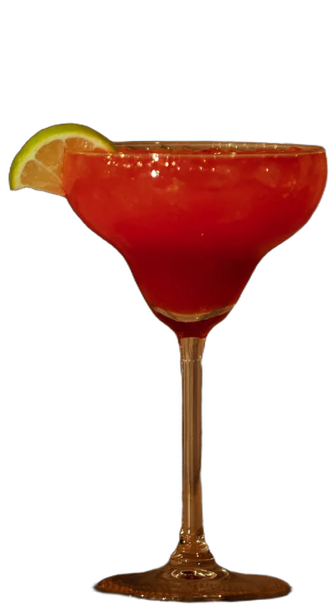 Margarita Raspberry op de houten toog van AXXES: rode cocktail in een margaritaglas met limoen