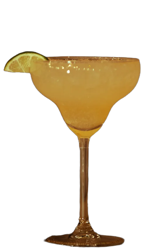 Margarita op de houten toog van AXXES: gele cocktail in een margaritaglas met een schijfje limoen