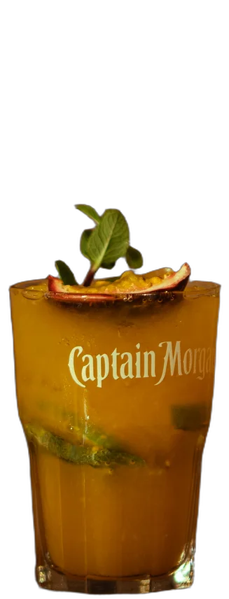 Passion Mojito op de houten toog van AXXES: oranje cocktail met munt