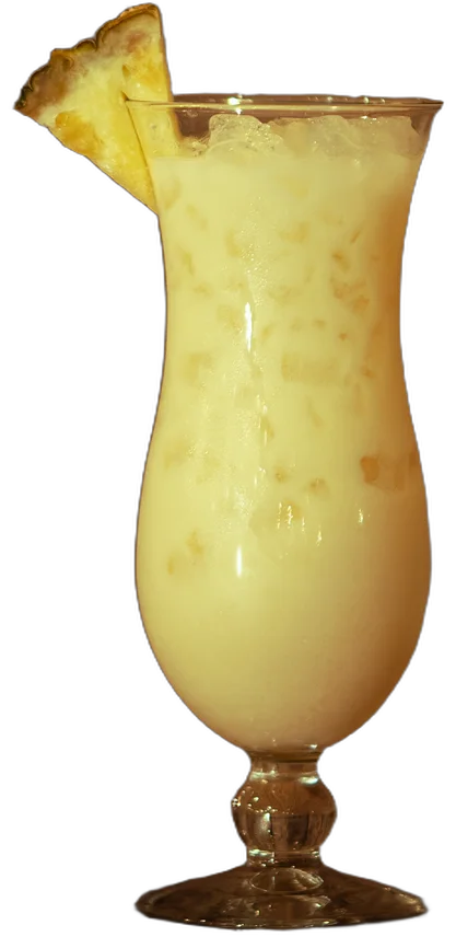 Piña colada op de houten toog van AXXES: romige witte cocktail in een orkaanglas met ananas