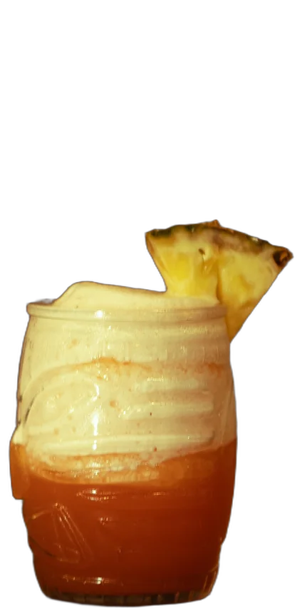 Pinky Colada op de houten toog van AXXES: rood-oranje cocktail met witte kraag en ananas