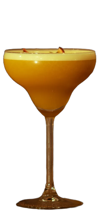 Pornstar Martini op de houten toog van AXXES: geeloranje cocktail in een coupeglas
