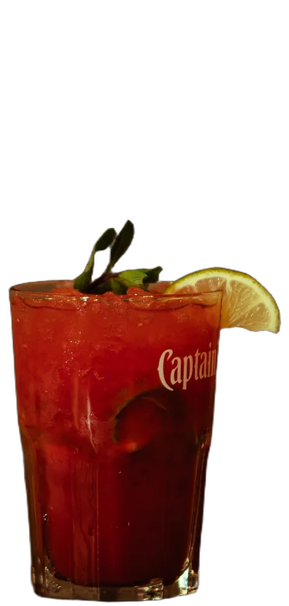 Raspberry Mojito op de houten toog van AXXES: rode longdrink met munt en limoen