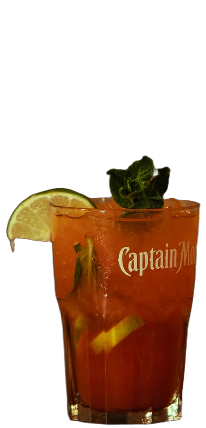 Strawberry Mojito op de houten toog van AXXES: rood-oranje cocktail met munt en limoen