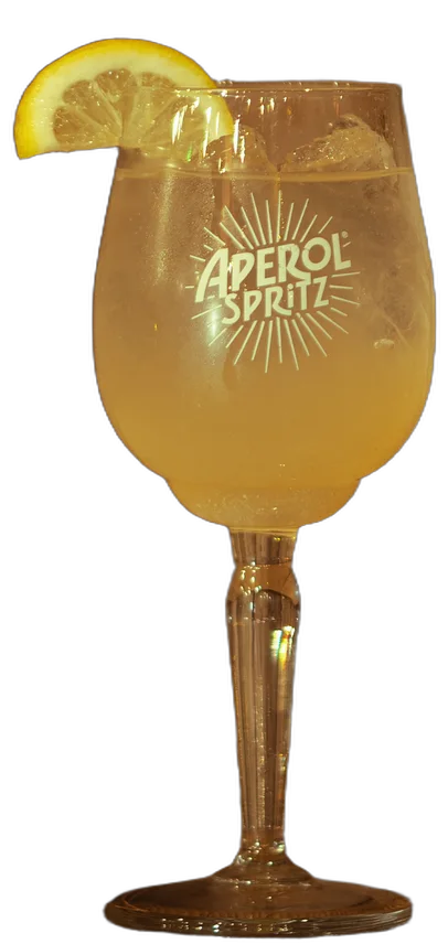 Tonicello op de houten toog van AXXES: lichtgele spritz in een wijnglas met citroen